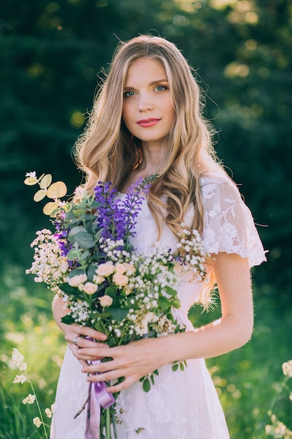 elegante ragazza boho con bouquet rustico di fiori incredibili