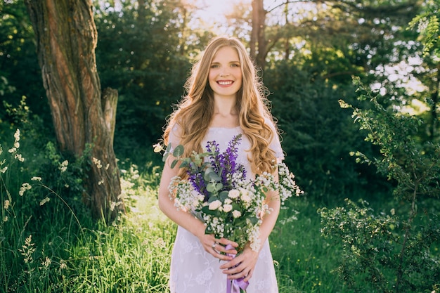 elegante ragazza boho con bouquet rustico di fiori incredibili