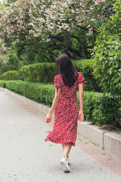 elegante ragazza bruna in posa sulla strada della città Donna d'affari abbastanza bella in abito elegante