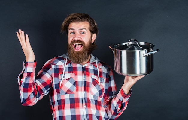 Elegante ragazzo barbuto con acconciatura alla moda indossare camicia a scacchi tenere pan ristorante