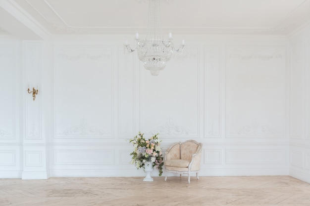 Elegante sala bianca enorme e spaziosa