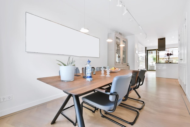 Elegante sala da pranzo lunga con un armadio bianco