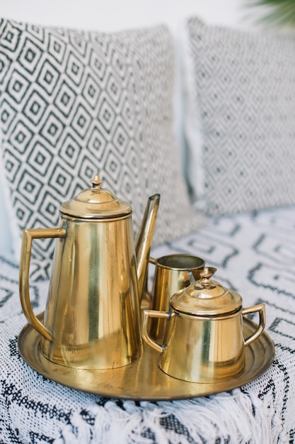Elegante servizio da caffè dorato antico con caffettiera e zuccheriera e vassoio