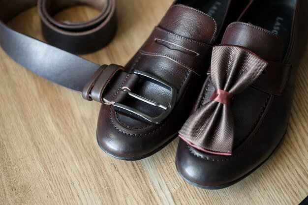 Elegante set da uomo di accessori da sposo alla moda per il giorno del matrimonio. Scarpe classiche da uomo