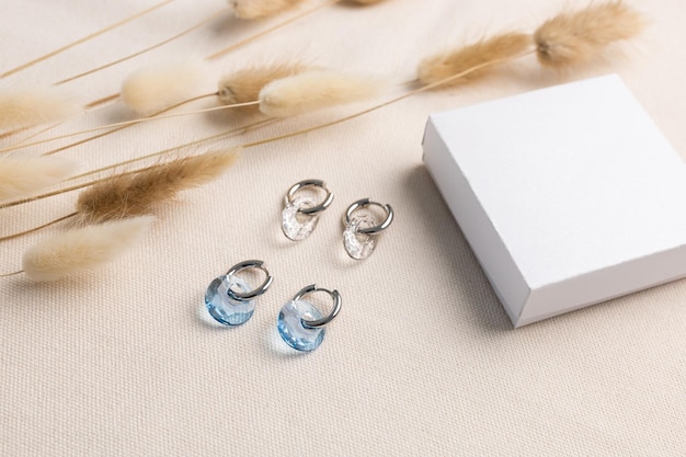 Elegante set di gioielli di orecchini in argento con gemma e confezione regalo mock up set di gioielli spazio copia minimali