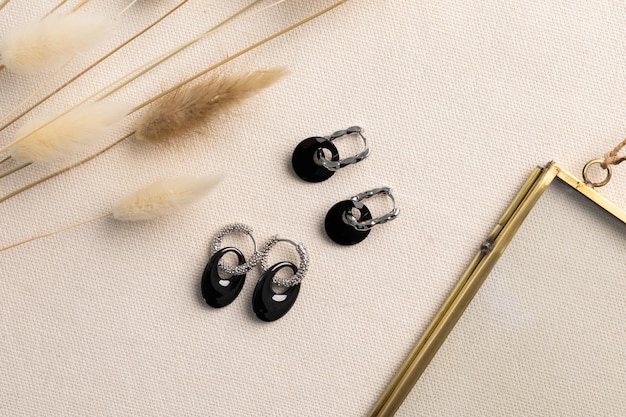 Elegante set di gioielli di orecchini in argento con gemma Set di gioielli in stile minimalista Concetto di bigiotteria fatto a mano