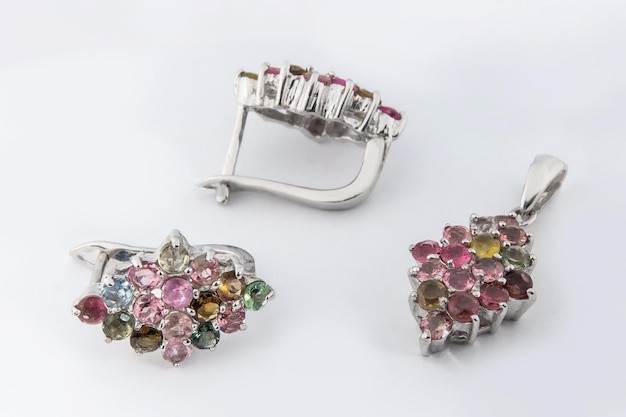 Elegante set di gioielli in oro bianco, collana e orecchini con diamanti Set di gioielli in argento con pietre preziose Prodotto concetto di natura morta