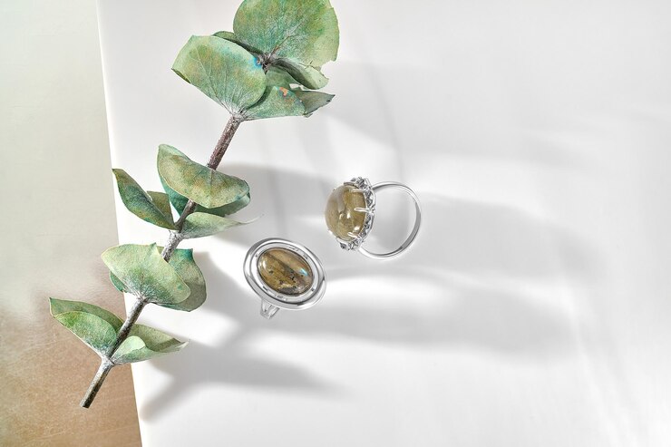 Foto elegante set di gioielli set di gioielli con pietre preziose collage di accessori di gioielli prodotto still life concept anello collana e orecchini