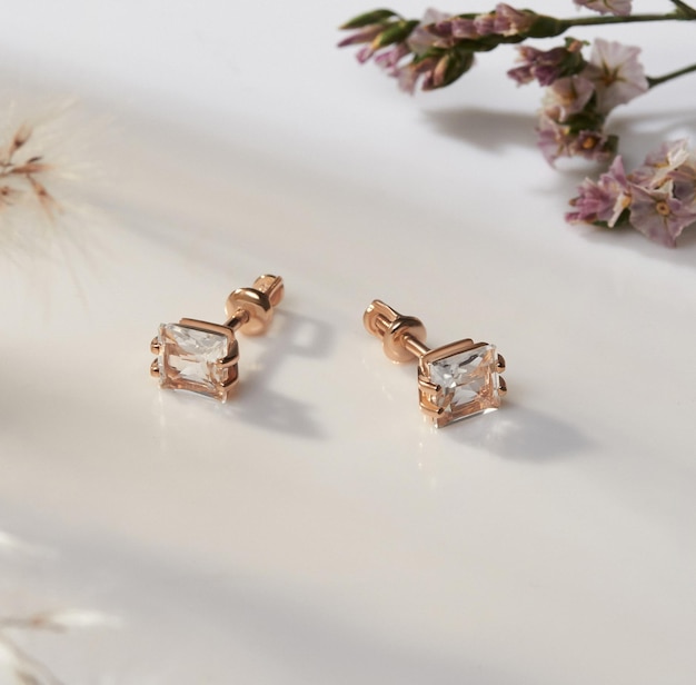 Elegante set di gioielli Set di gioielli con pietre preziose Collage di accessori per gioielli Concetto di natura morta del prodotto Anello collana e orecchini