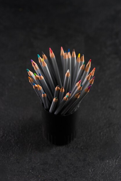 Elegante set di matite colorate per la creatività, in un bicchiere di plastica nera