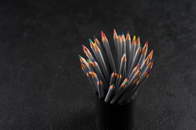 Elegante set di matite colorate per la creatività, in un bicchiere di plastica nera