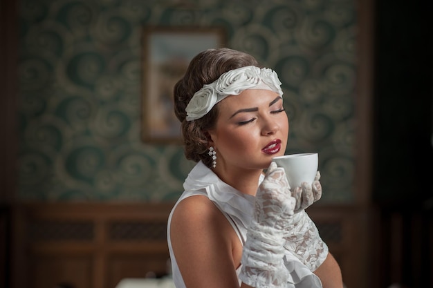 Elegante signorina da sola in un caffè