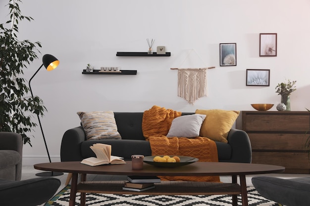 Elegante soggiorno interno con comodo divano e tavolo in legno