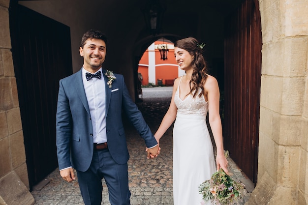 Elegante sposa e sposo che propongono insieme all'aperto