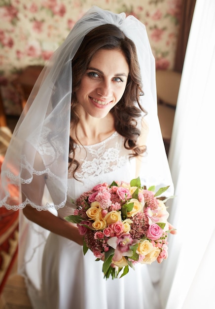 Elegante sposa e sposo che propongono insieme all'aperto