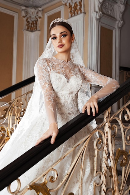 Elegante sposa in abito da sposa