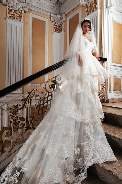 Elegante sposa in abito da sposa