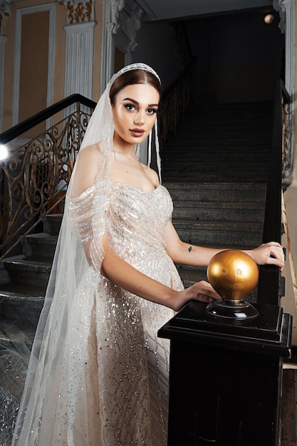 Elegante sposa in abito da sposa