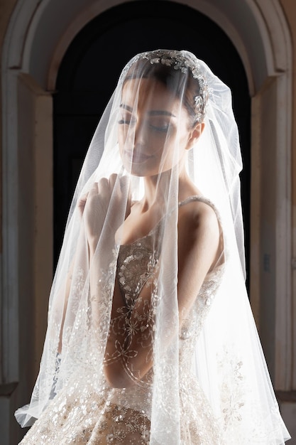 Elegante sposa in abito da sposa