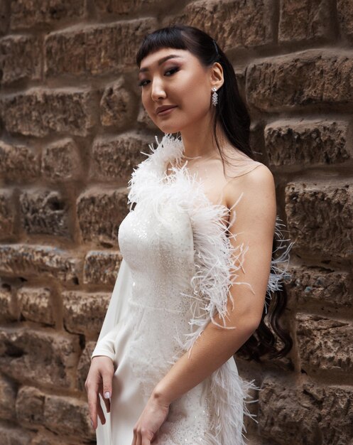 Elegante sposa in abito da sposa