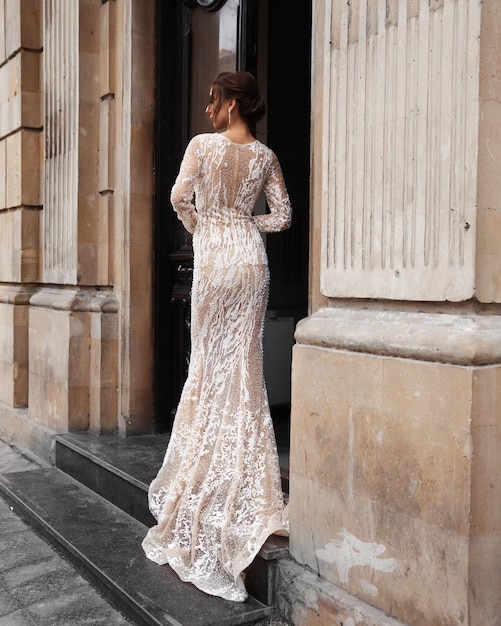 Elegante sposa in abito da sposa