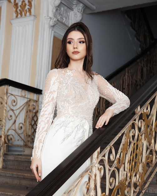 Elegante sposa in abito da sposa