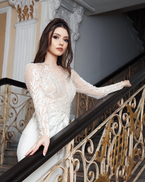 Elegante sposa in abito da sposa