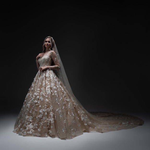 Elegante sposa in abito da sposa