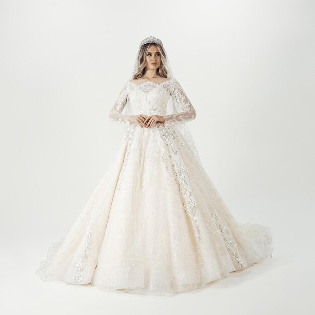 Elegante sposa in abito da sposa