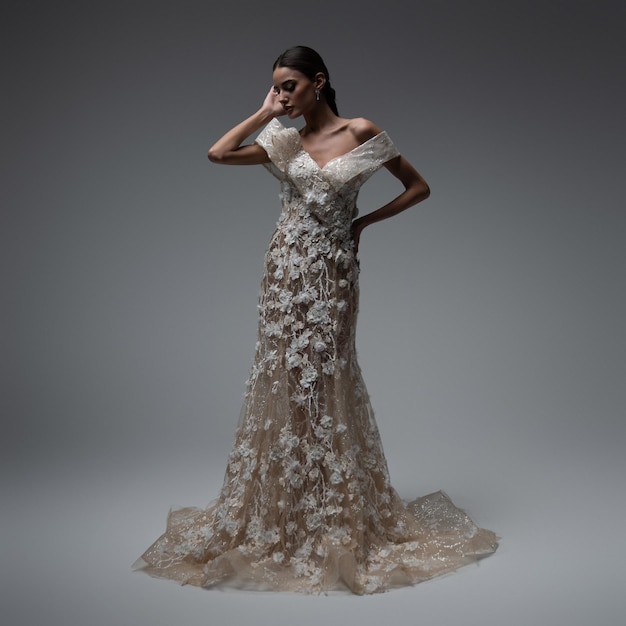 Elegante sposa in abito da sposa