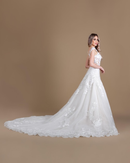 Elegante sposa in abito da sposa