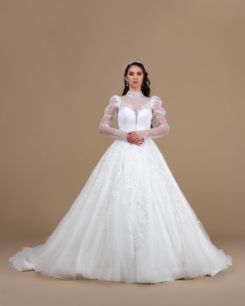 Elegante sposa in abito da sposa