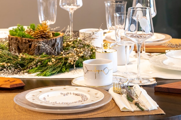 Elegante tavola apparecchiata per la cena di Natale