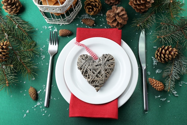 Elegante tavola di Natale rossa, verde e bianca