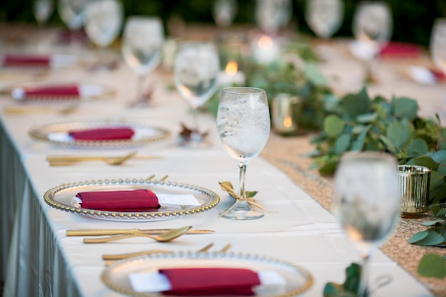 Elegante tavolo allestito per la cena sia per il ricevimento di nozze che per il Natale