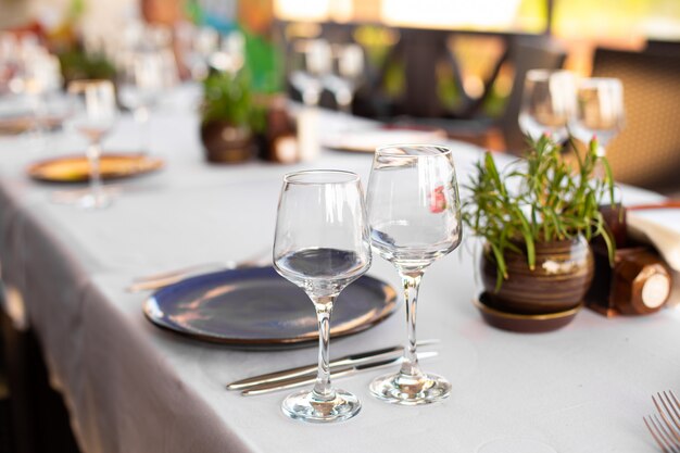 Elegante tavolo in un ristorante all'aperto.