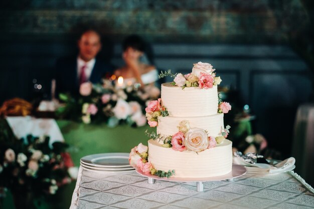 Elegante torta nuziale al matrimonio in tre livelli.