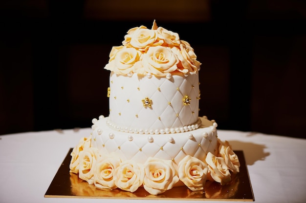 Elegante torta nuziale bianca con rose a 2 piani
