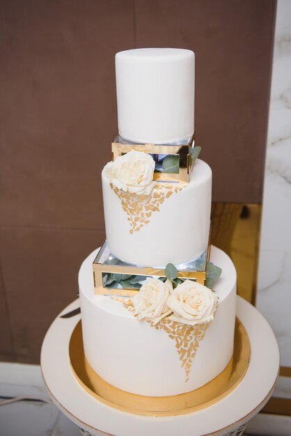 Elegante torta nuziale con fiori e piante grasse