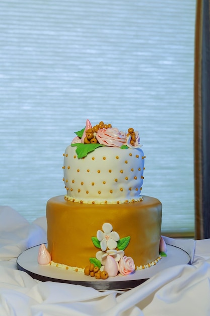 Elegante torta nuziale con fiori e piante grasse