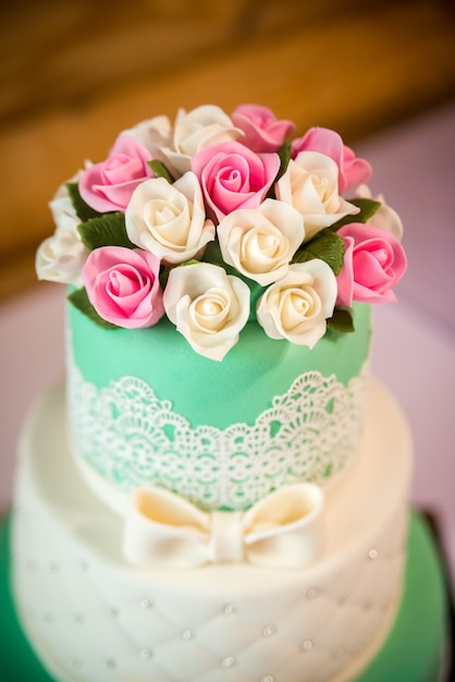 Elegante torta nuziale con fiori. Giorno del matrimonio