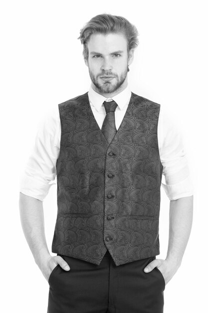 Elegante uomo d'affari barbuto in gilet isolato su bianco