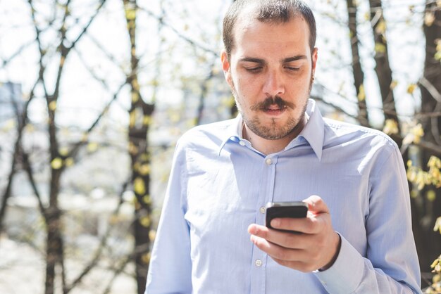 elegante uomo d&#39;affari multitasking business chiamando con smartphone