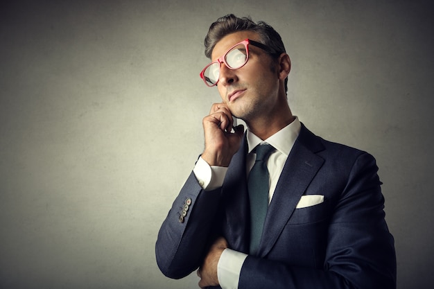 Elegante uomo d&#39;affari parlando al telefono