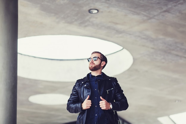 Elegante uomo in giacca di pelle