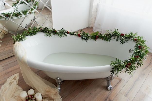 Elegante vasca da bagno rolltop e decorata con fiori Nell'acqua nuotata agli agrumiL'atmosfera di relax relax