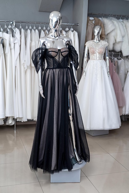 Eleganti abiti da sera neri sul manichino nello showroom Concetto di moda