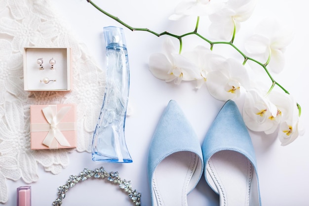 Eleganti abiti da sposa femminili scarpe blu e accessori con fiori di peonie Mattina della sposa