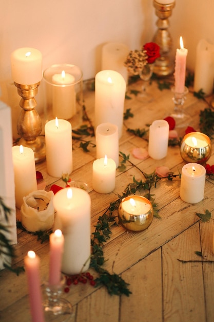 Eleganti candele a lume di candela Comodo comfort domestico Impostazione della lampada
