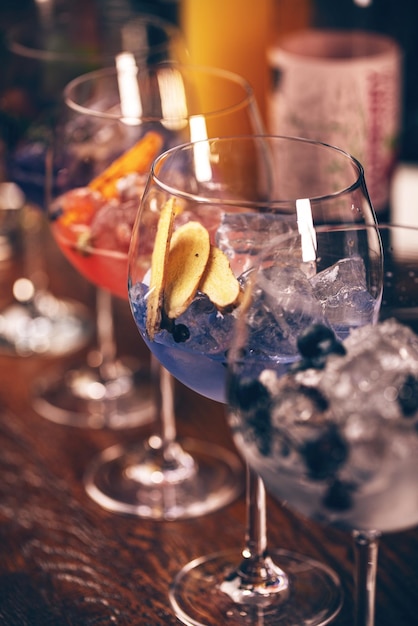 Eleganti cocktail gin e tonic con mirtilli